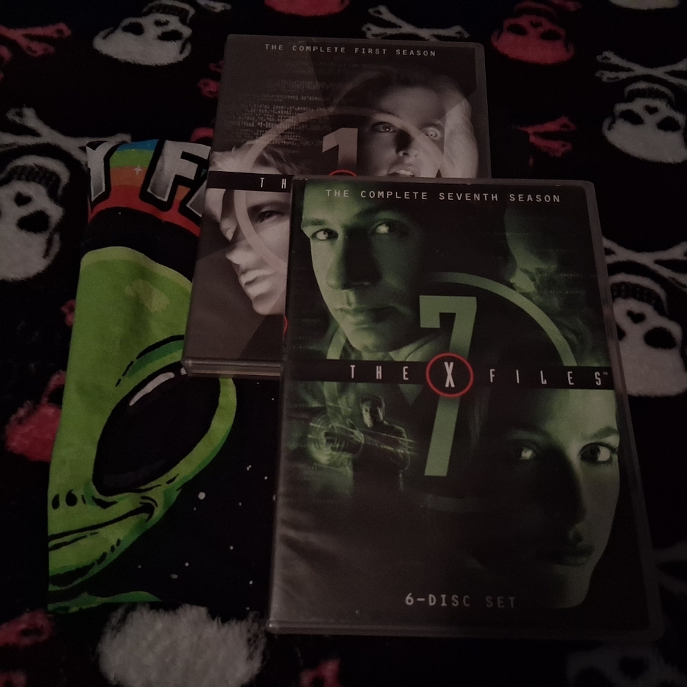 The X-Files season 1 and 7 DVD sets an alien T- Shirt